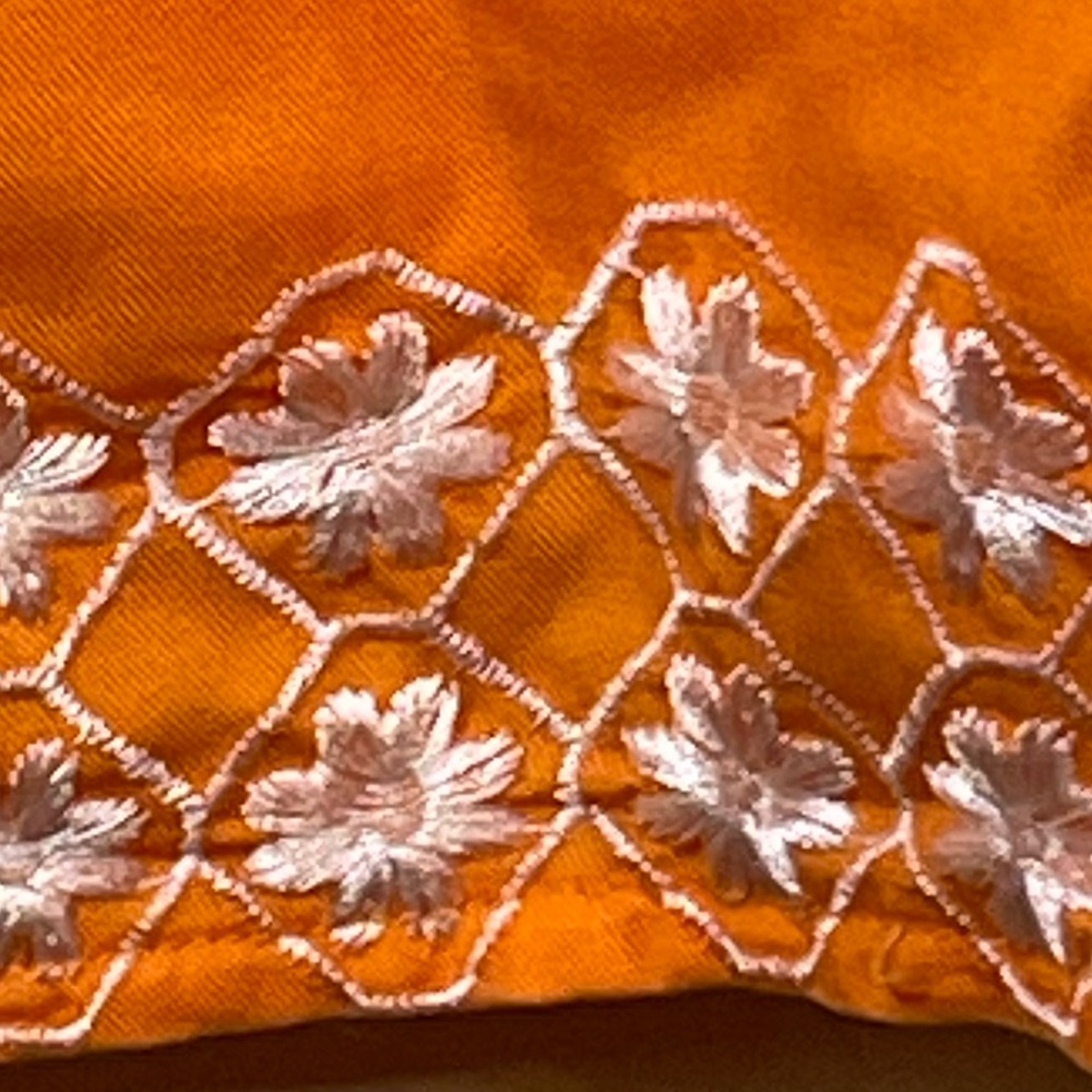 Crown & Ivy Women’s XXL sleeveless Blouse top Orange W/white embroidered flowers - Picture 7 of 9